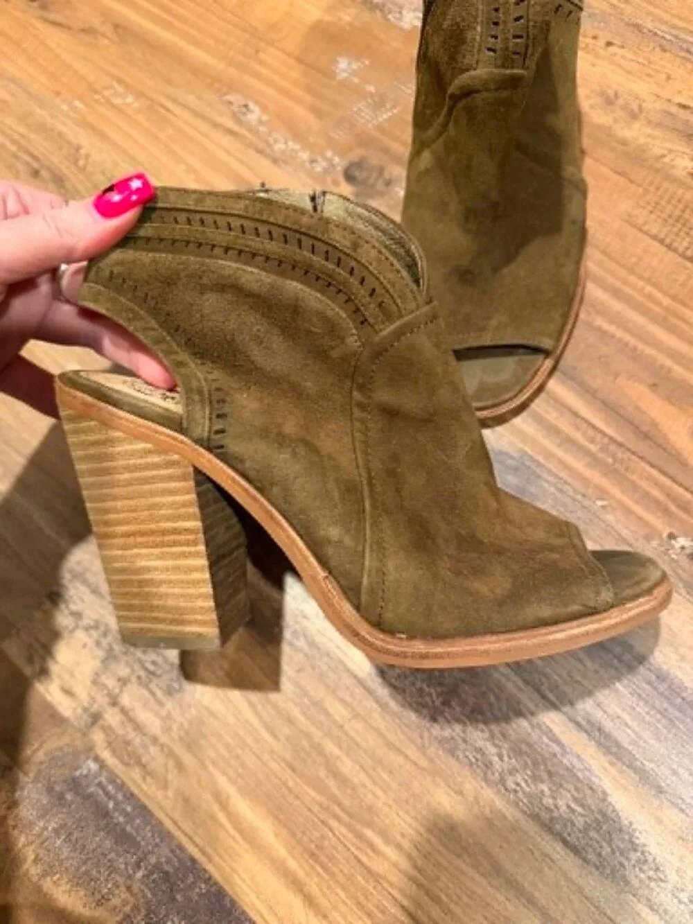 Vince Camuto open colored light